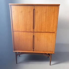 Borge Mogensen 为 Fredericia Stolefabrik 设计的高柜，丹麦，20 世纪 60 年代 - 丹麦现代设计橱柜，柚木配橡木底座