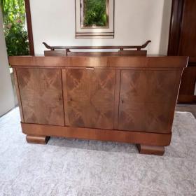 1930 年代餐具柜/边柜 - 胡桃木贴面。一件德国装饰艺术作品，其简洁的线条吸收了包豪斯设计