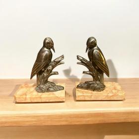 复古书挡，40/50年代，两只啄木鸟栖息于树枝上，古色古香的锡材质，置于装饰艺术风格的大理石底座上。