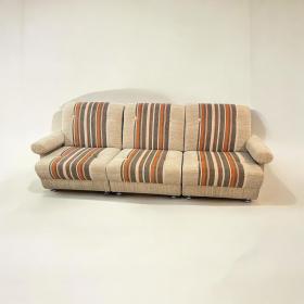 1970 年代模块化沙发套装，包含 3 个沙发单元和 2 把扶手椅，状况极佳。条纹天鹅绒，带镀铬脚