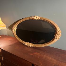 椭圆形新艺术/装饰艺术风格镜子，带斜面切割，金色边框及玫瑰装饰，尺寸完美的原版古董。