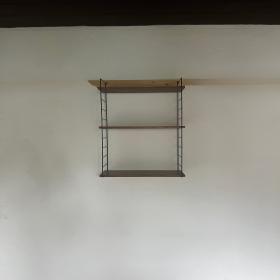 紧凑型中古世纪String壁挂置物架，配有三层搁板。 20世纪60年代原始String/梯形置物架，WHB、Nissen和Co.风格。