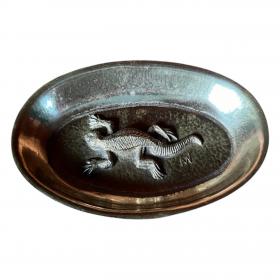 珍稀！黄铜材质托盘，饰有立体蝾螈。推测为装饰艺术时期的名片托盘。手工制作，带有“AN”签名。