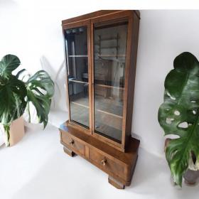 1930 年代展示柜 - 胡桃木贴面。一件德国装饰艺术作品，其简洁的线条吸收了包豪斯设计