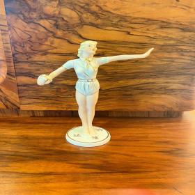 装饰艺术时期Neuendorf瓷器摆件，“持球的女孩”，又名“排球运动员”，约1930年代，品相极佳。