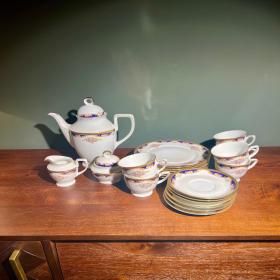 巴伐利亚Tirschenreuth瓷器厂，钴蓝色咖啡餐具，6人份，14k金边，苔藓玫瑰图案，顶级品相