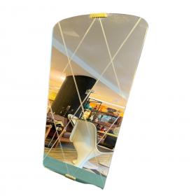 20世纪50年代菱形切割镜。 具有时代特征的锥形设计和贝壳形黄铜支架的中世纪经典