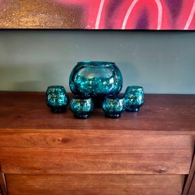 约1960年代的中世纪潘趣酒套装。 绿松石蓝色，带有大尺寸气泡，风格类似于捷克玻璃制造商斯克洛联盟。