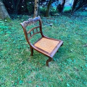 比德迈尔或新艺术运动时期椅。Cawit 原品，底部带有鱼形压印。