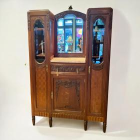 大型原创青年风格自助餐柜，配有大理石台面、斜面镜和 2 个展示柜，约 1910 年在德国制造
