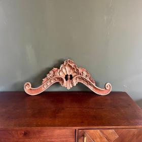 巴洛克风格手工雕刻木制门楣装饰。可能制作于20世纪初，品相非常好