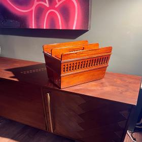 复古！Mid Century 杂志架，产于 20 世纪 50 年代。 英国 Libra Company 手工制作，采用橡木。