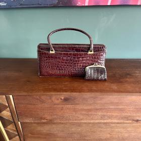 1960年代复古压花鳄鱼纹皮革手提包，配有配套钱包，20世纪中期皮革手提包