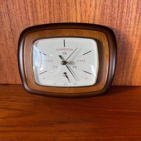 Lufft 复古气象站，带温度计和气压计。 德国制造，1960年代。 带标签和图表