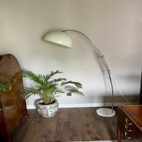 太空时代大型落地灯。铬合金拱形灯，配塑料灯罩，原装状态良好。