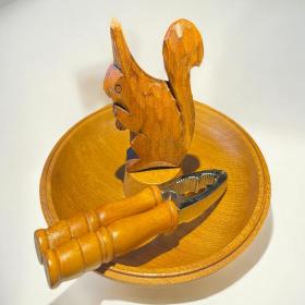 20世纪60年代中世纪木制坚果碗，手工雕刻松鼠图案，搭配复古开果器