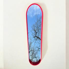 红色中世纪现代壁挂镜。 红色漆面实木框架，罕见的 1960 年代椭圆形大镜子