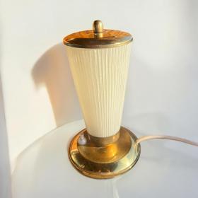 简约中世纪小型台灯/床头灯，约1960年代，乳白玻璃灯罩和黄铜底座及顶盖