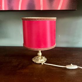 带红色灯罩和黄铜底座的小台灯，约 1950 年代