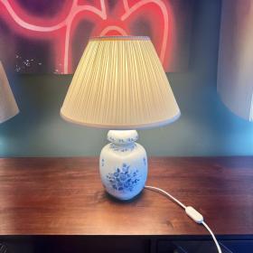 希腊中世纪 Pegasos Hellas 瓷器台灯，带百褶灯罩。 瓷器底座上饰有优美的蓝色花卉图案。
