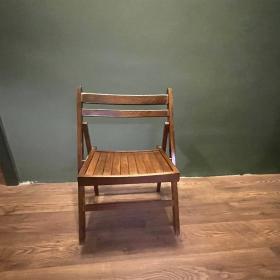 这款原创意大利复古折叠椅是一款坚固的中世纪经典之作，采用实木打造，设计经久不衰