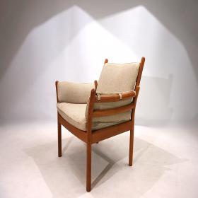 Illum Wikkelso 设计的 Silkeborg Genius 柚木扶手椅