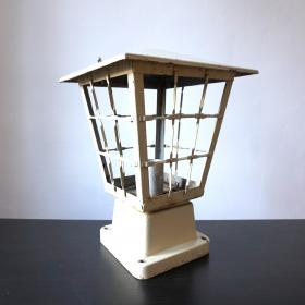 20 世纪 60 年代金属花园灯