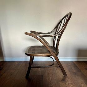 近乎独一无二的珍品。Kepler & Bruy Zuffenhausen 家具制造厂生产的 Art Déco 椅子。1930 年左右的弯木椅，带维也纳藤编。