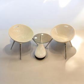 珍稀！可能是 Kare Design。2 把白色半壳扶手椅和一个水滴桌套装，制造于 1990 年代