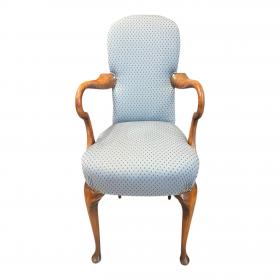 安妮女王风格椅子/扶手椅，带核桃木天鹅颈扶手，浅蓝色软垫，约 1890 年
