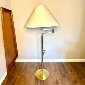 GKS - Gebrüder Knappstein Leuchten - 带旋转臂的 Mid Century 黄铜落地灯，米色灯罩，德国，1960 年代。