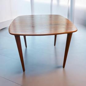 Scandinavian Modern Design 边桌，60 年代 Rolf Rastad 和 ADOLF RELLING 为 Gustav Bahus 设计，采用瑞士边缘的纯柚木