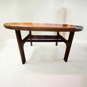 丹麦设计 1960 年代咖啡桌，带有实心柚木报纸架，Niels Bach 为 Randers Mobelfabrik 设计，状态非常好。