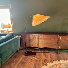 20 世纪 30 年代至 40 年代的优雅 Art Déco 落地灯，支架内有压力开关。原装古董珍品。