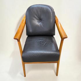 Walter Knoll / Wilhelm Knoll，20世纪60年代 – 中古时期扶手椅 / Senator-Sessel，樱桃木框架搭配棕色牛皮软垫