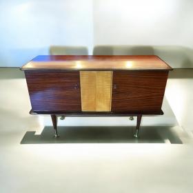 造型优美的德国原装中古时期餐边柜，20 世纪 50 年代制造，锥形腿上带有黄铜脚。